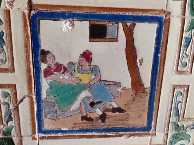 Chatting on la Plaza. Old tile. Photo © Karethe Linaae